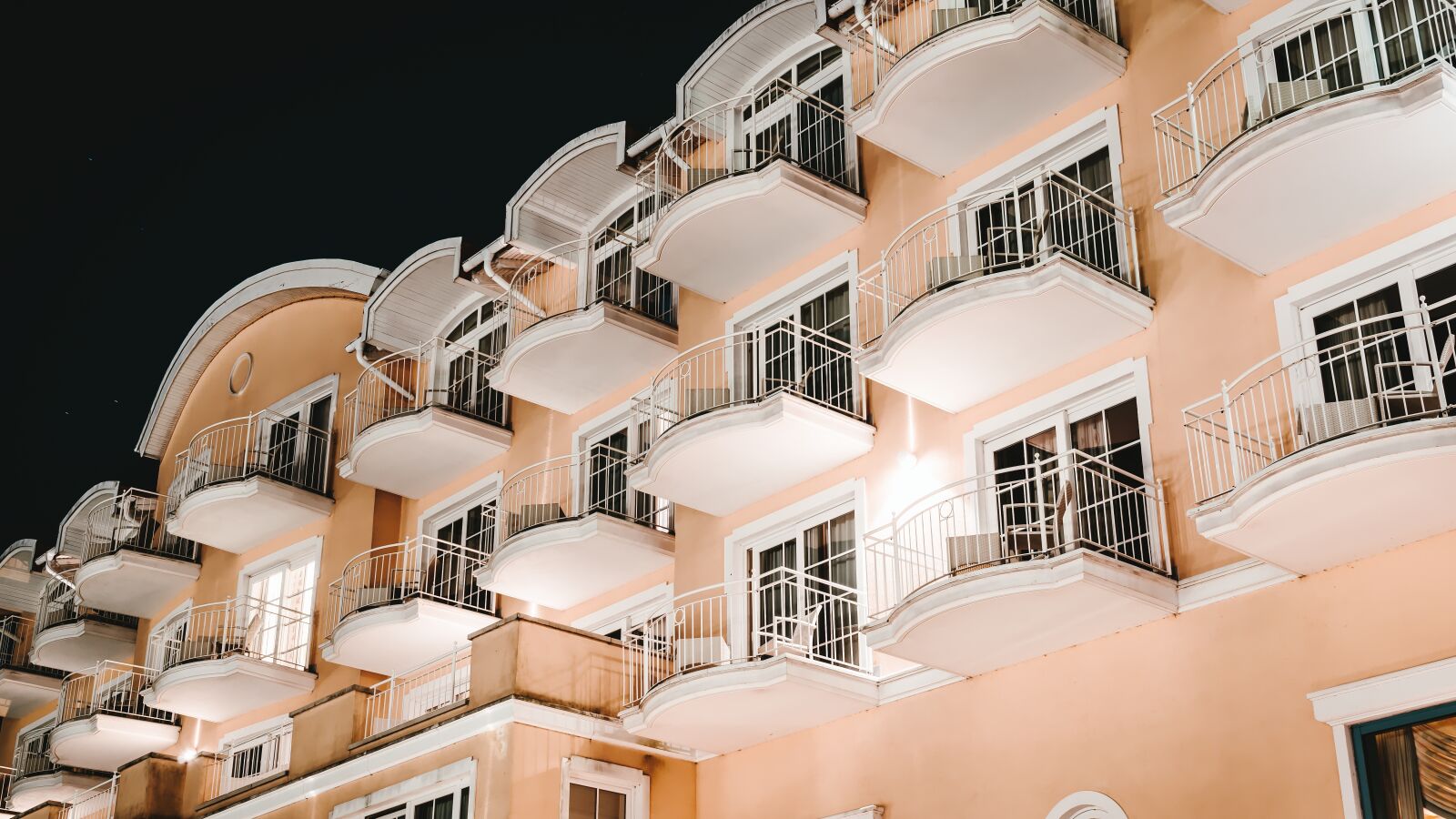 Sony a6300 + Sigma 30mm F2.8 EX DN sample photo. Hotel, room, luxury photography