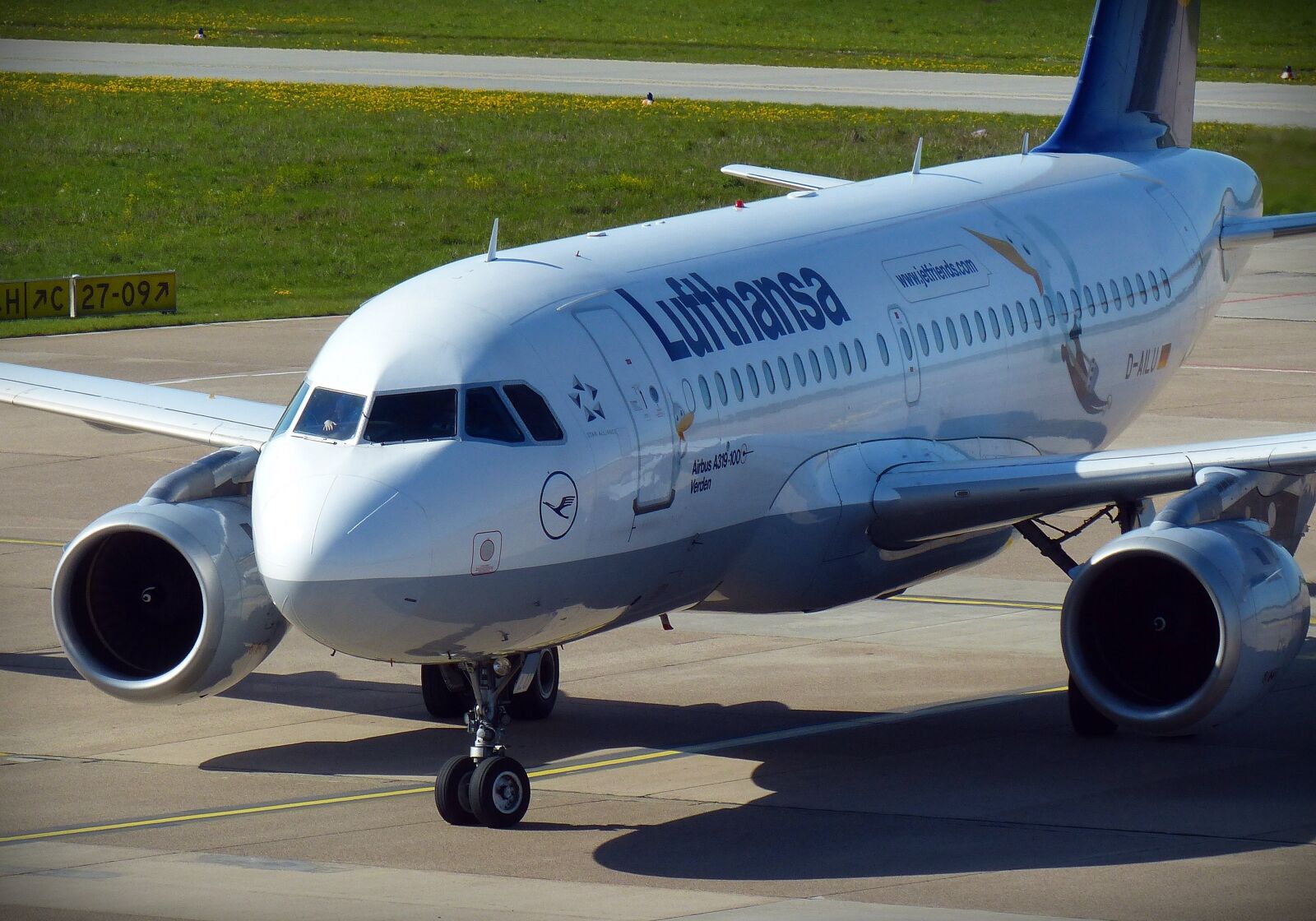 Panasonic Lumix DMC-FZ200 sample photo. Aircraft, airport, lufthansa photography