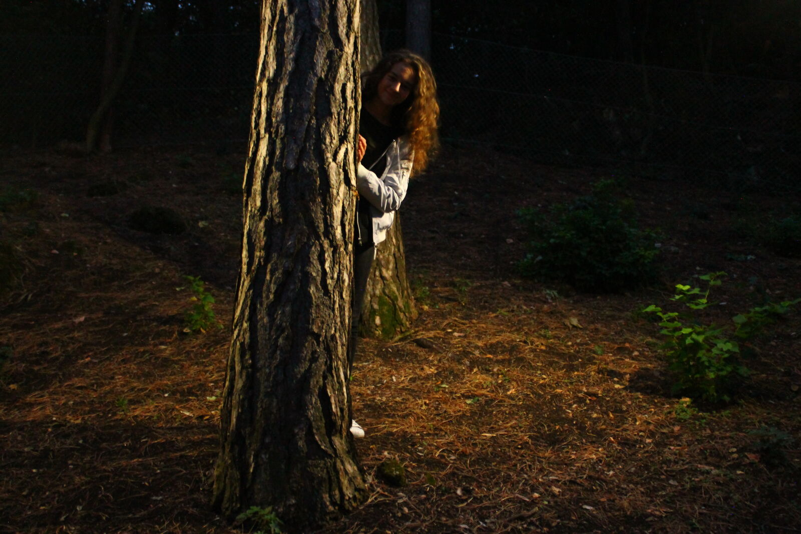 Canon EOS 1100D (EOS Rebel T3 / EOS Kiss X50) sample photo. Beautiful, girl, behind, hiding photography