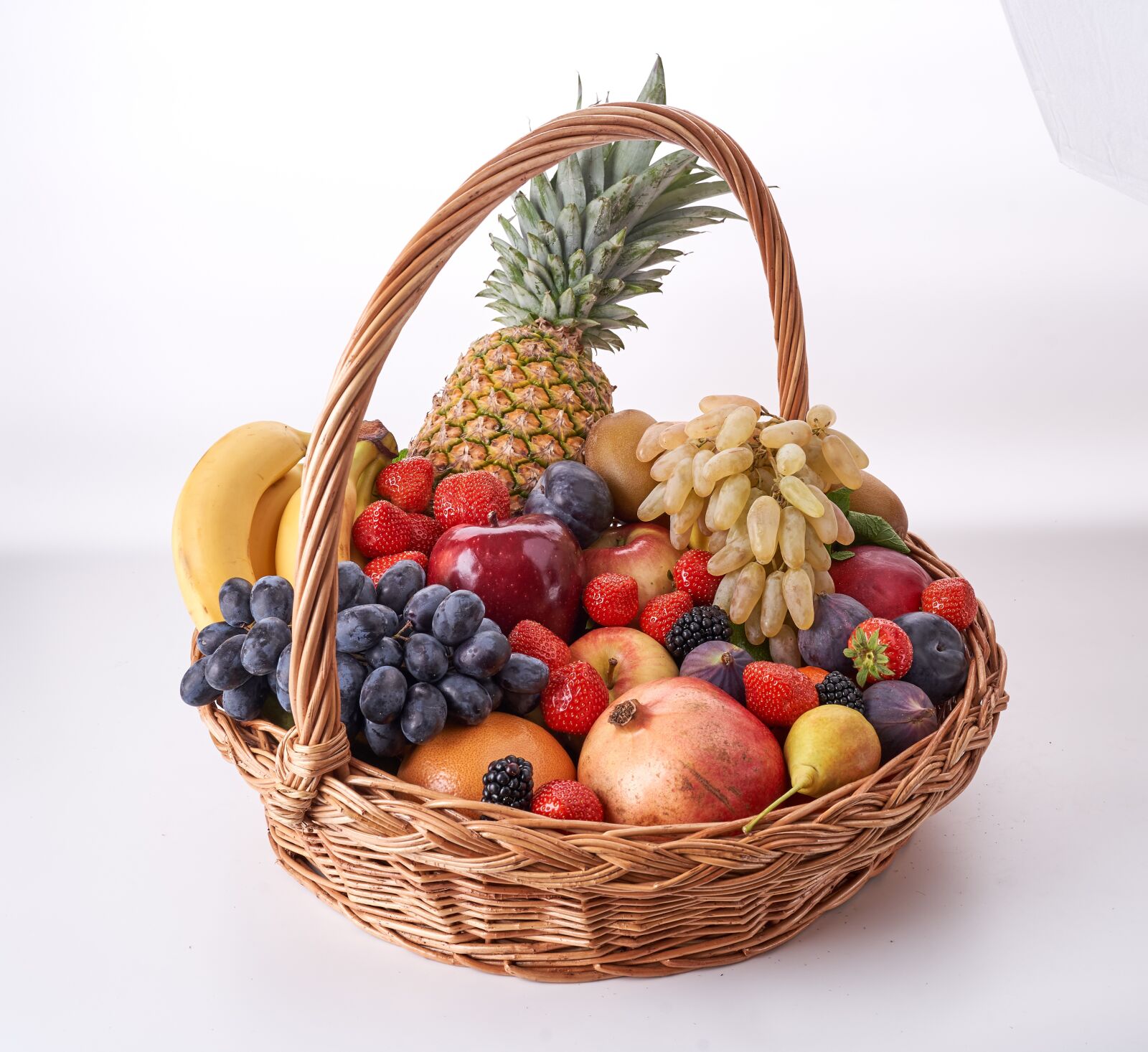 Sony a7 III + Tamron 28-75mm F2.8 Di III RXD sample photo. Basket, fruits, fresh photography