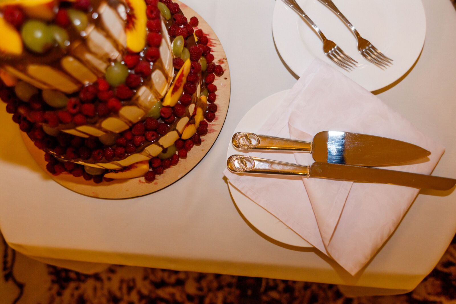 Canon EOS 6D sample photo. Wedding, food, cake photography