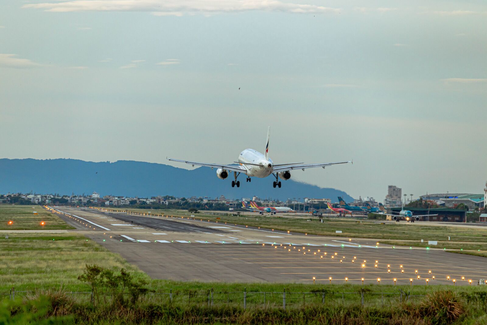 Canon EF-S 55-250mm F4-5.6 IS STM sample photo. Landing, airport, aircraft photography