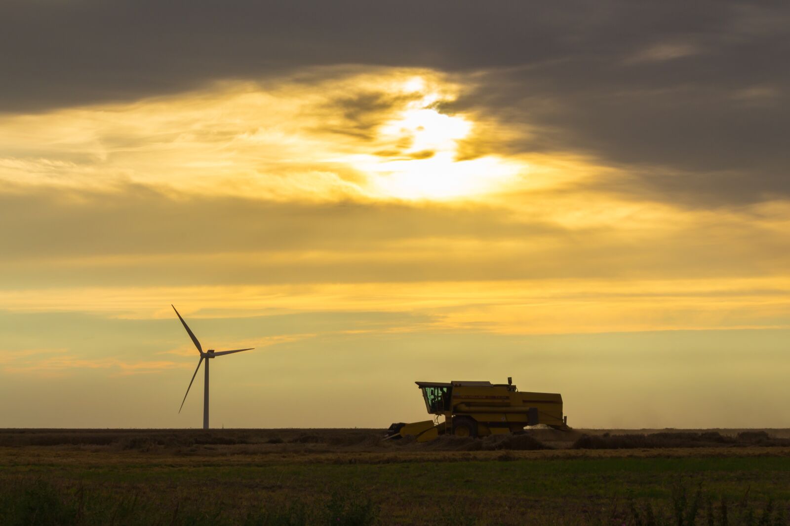 Canon EOS 700D (EOS Rebel T5i / EOS Kiss X7i) sample photo. Combine harvester, pinwheel, evening photography