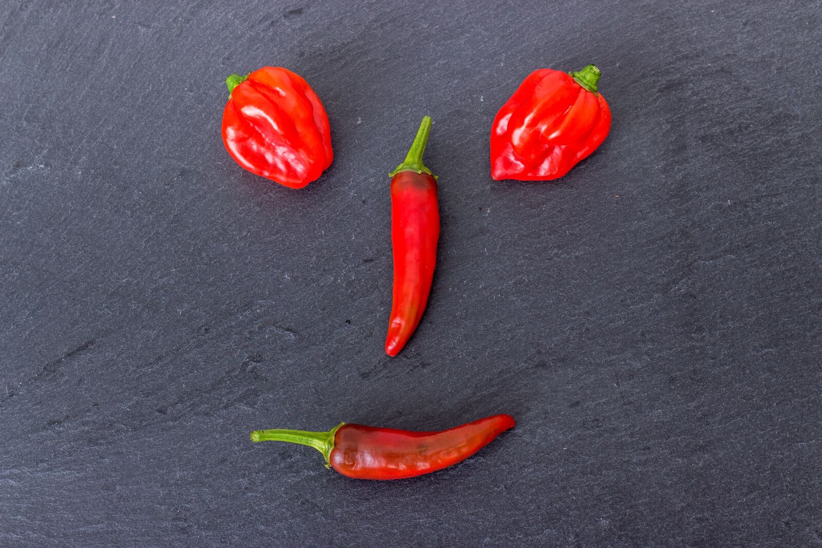Canon EOS 600D (Rebel EOS T3i / EOS Kiss X5) + Canon EF 50mm F1.8 II sample photo. Paprika, fruit, chili photography