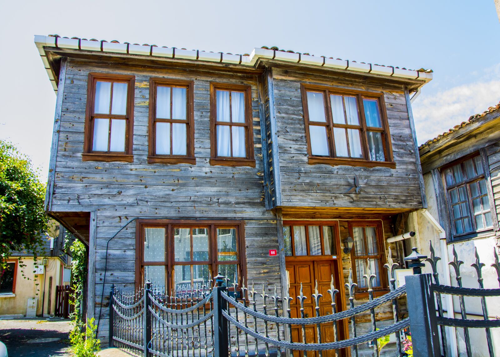 Nikon D5200 sample photo. Historic house, wood, building photography