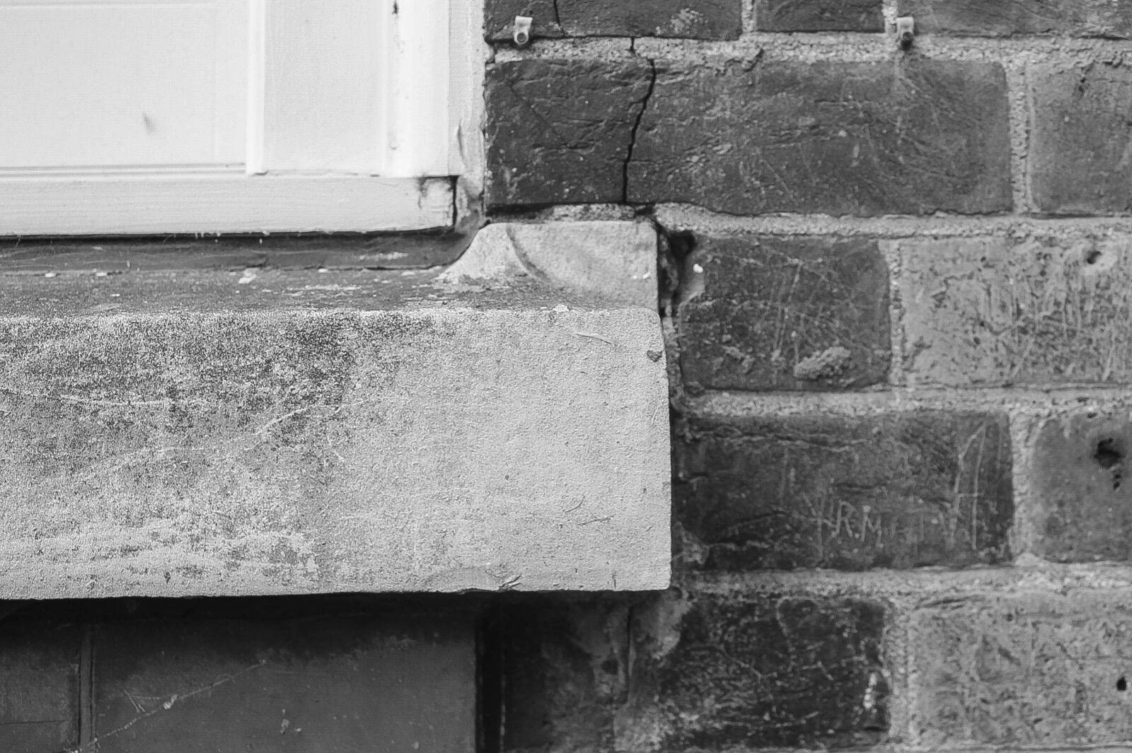 Canon EOS 1100D (EOS Rebel T3 / EOS Kiss X50) sample photo. Black, and, white, brick photography