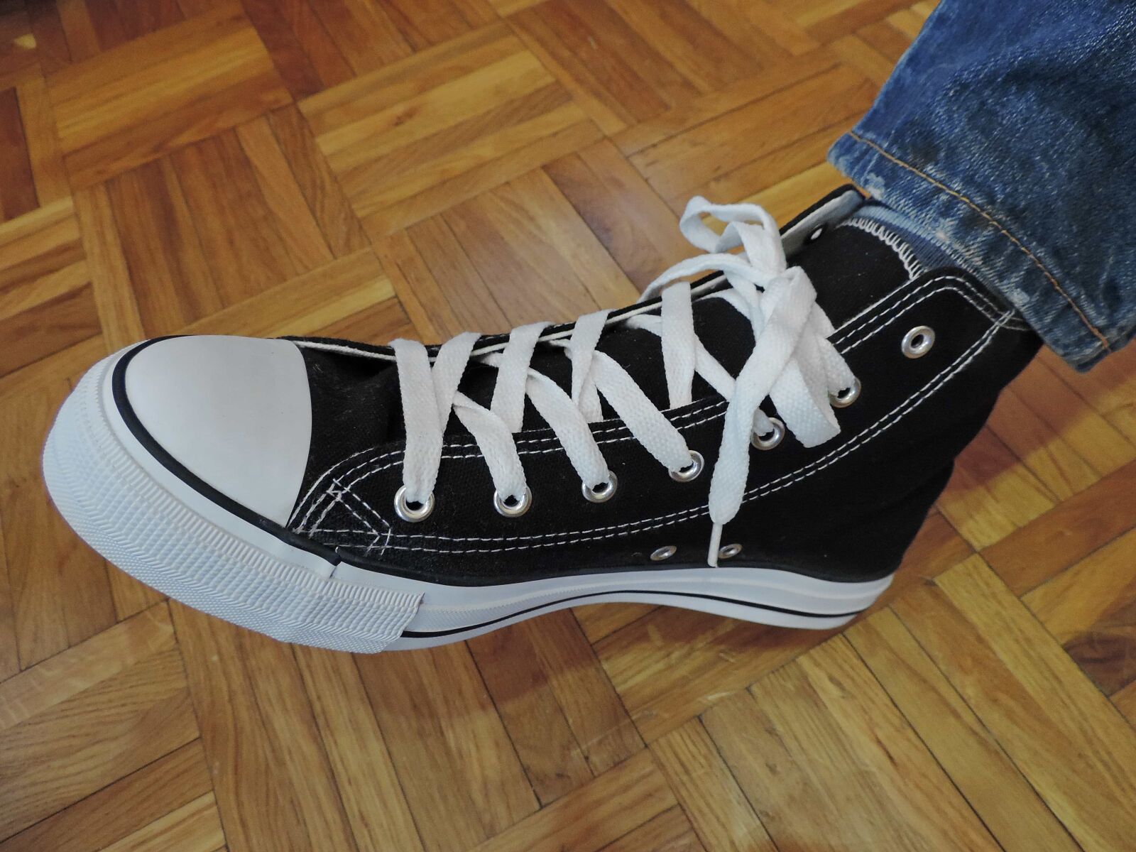 Nikon Coolpix P520 sample photo. Footwear, fashion, foot, shoes photography