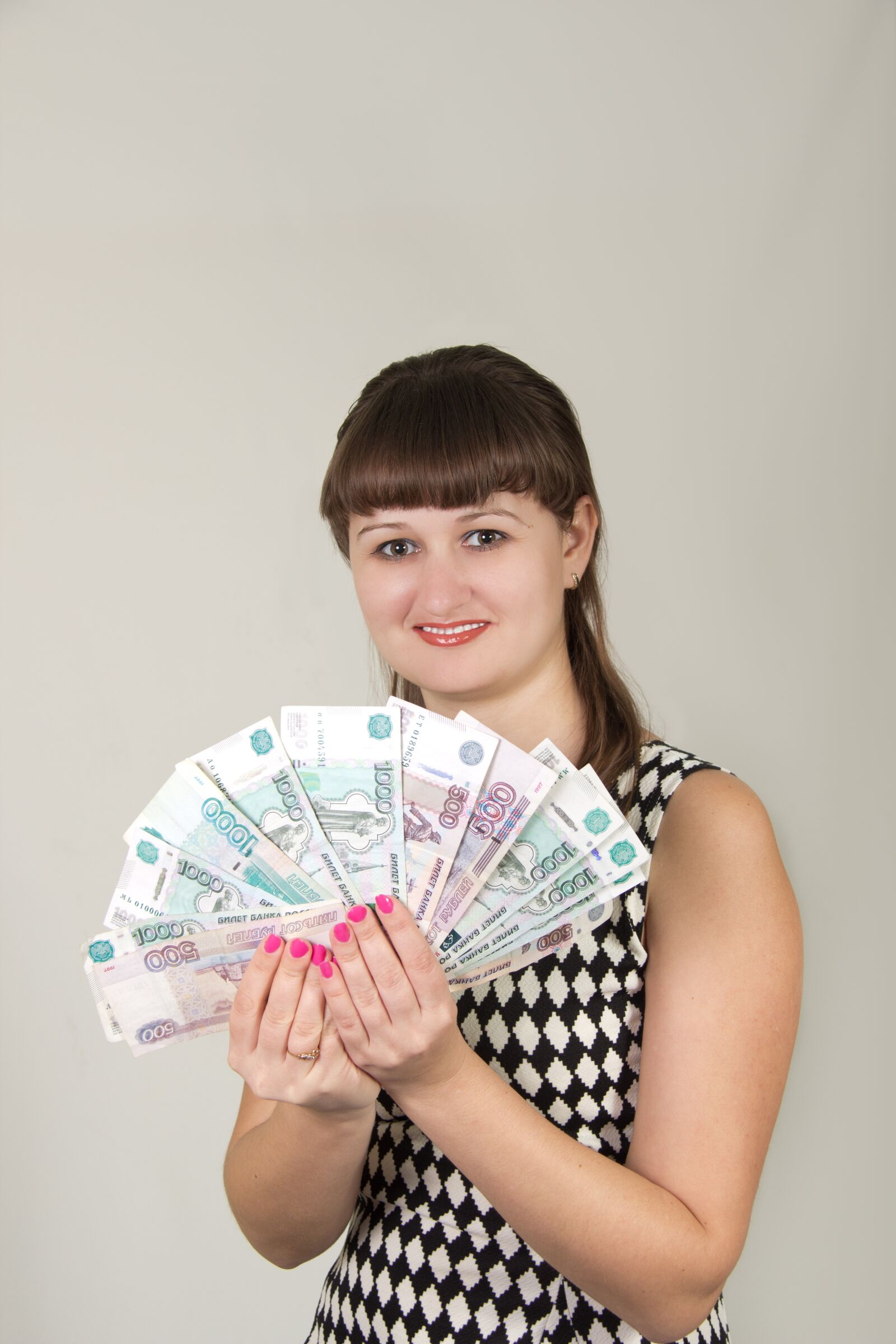 Canon EF-S 18-200mm F3.5-5.6 IS sample photo. Girl, money, holds photography