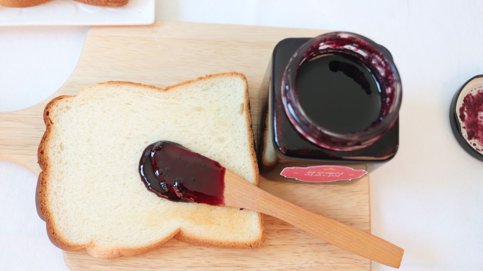 Canon EF-S 24mm F2.8 STM sample photo. Bread, jam, blueberry jam photography
