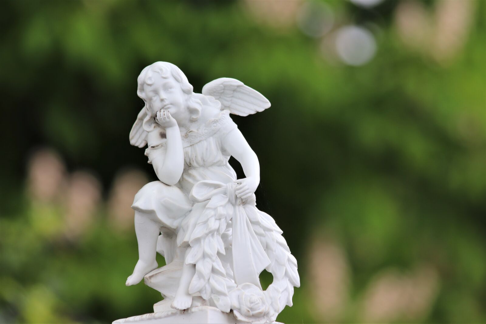 Canon EOS 200D (EOS Rebel SL2 / EOS Kiss X9) sample photo. White angel, statue, sculpture photography