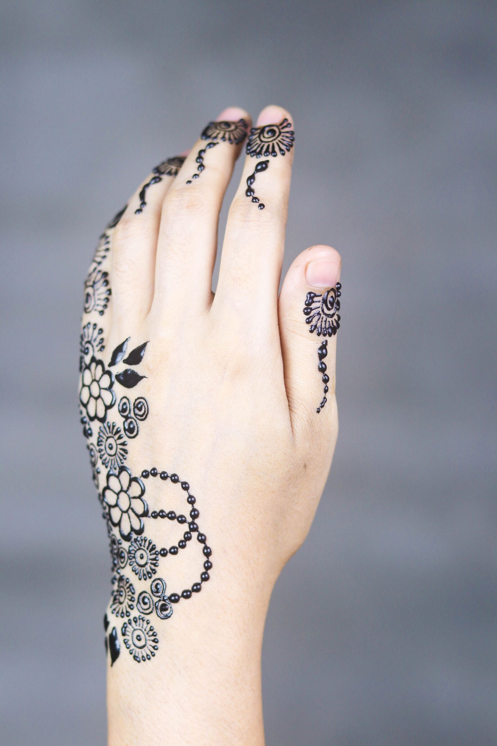 Canon EOS 80D + Canon EF 50mm F1.8 STM sample photo. Henna, hands, mehendi photography