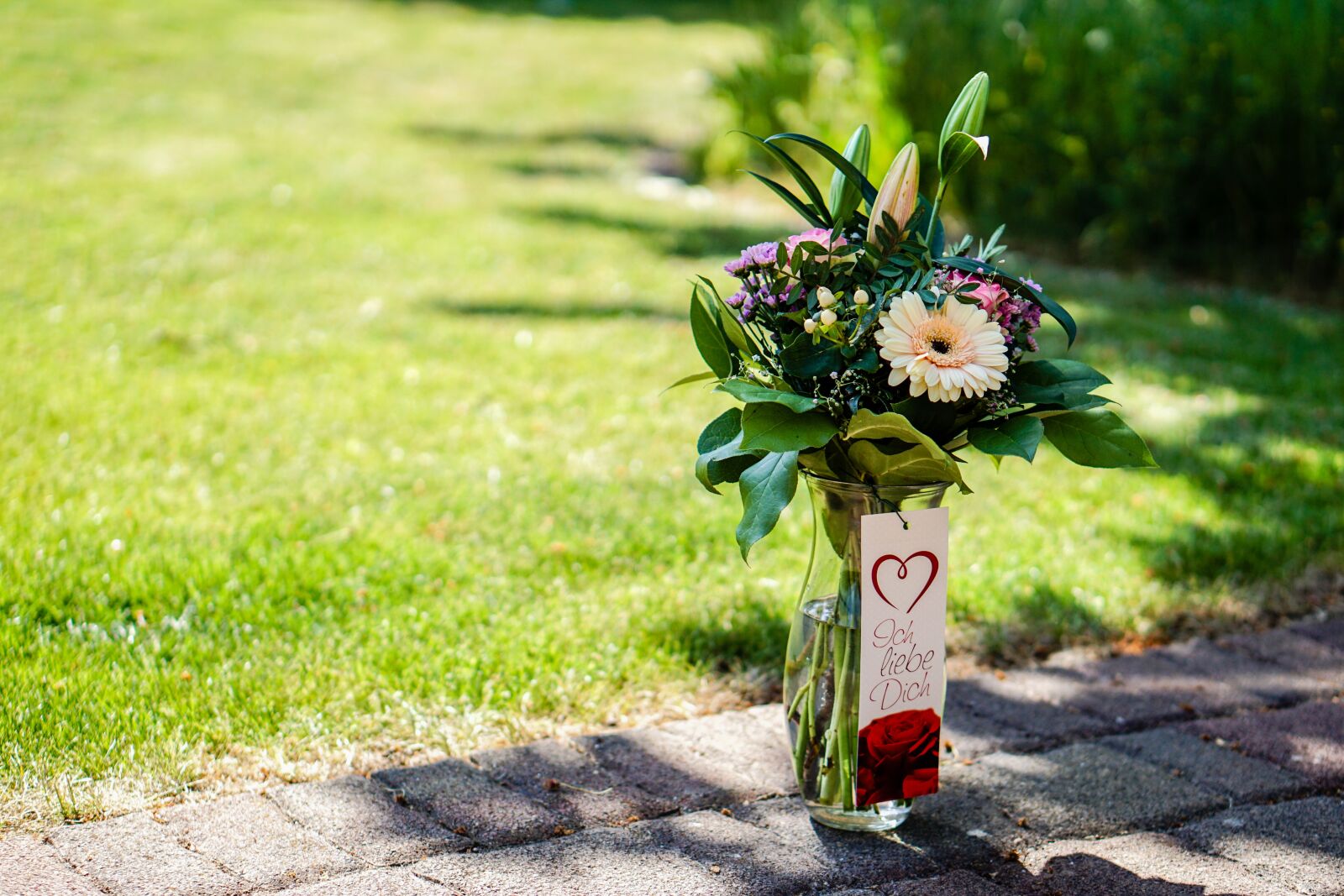 E 50mm F1.8 OSS sample photo. Flowers, strauss, love photography