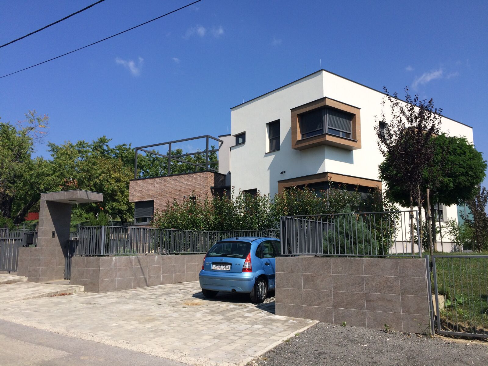 iPhone 5s back camera 4.15mm f/2.2 sample photo. Car, house, sky photography