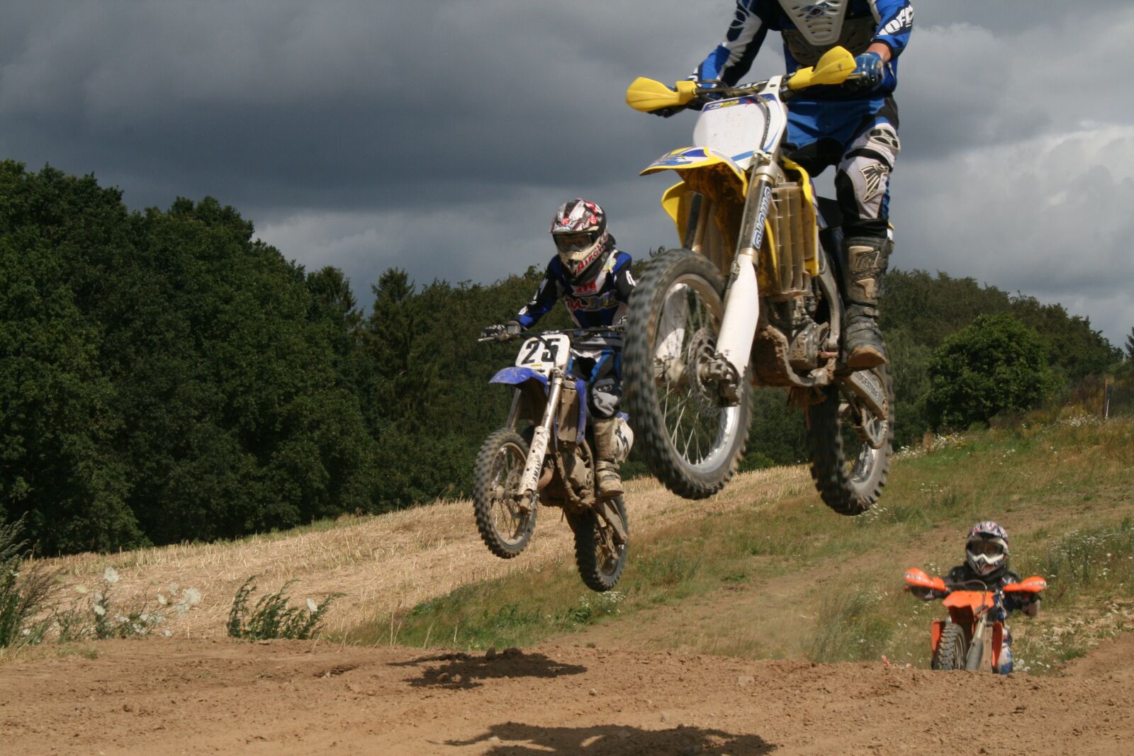 Canon EOS 400D (EOS Digital Rebel XTi / EOS Kiss Digital X) sample photo. Motocross, jump, motorsor photography