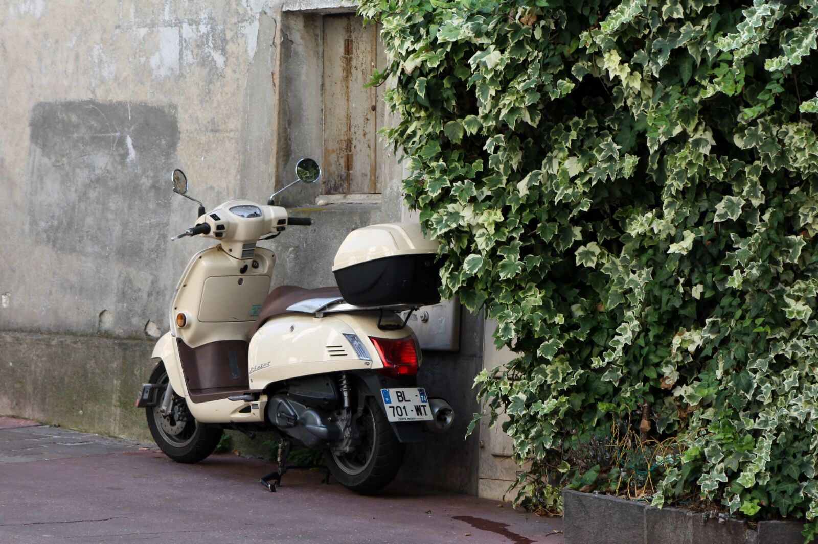 Canon EF 75-300mm f/4-5.6 sample photo. Vespa, roller, two wheeled photography
