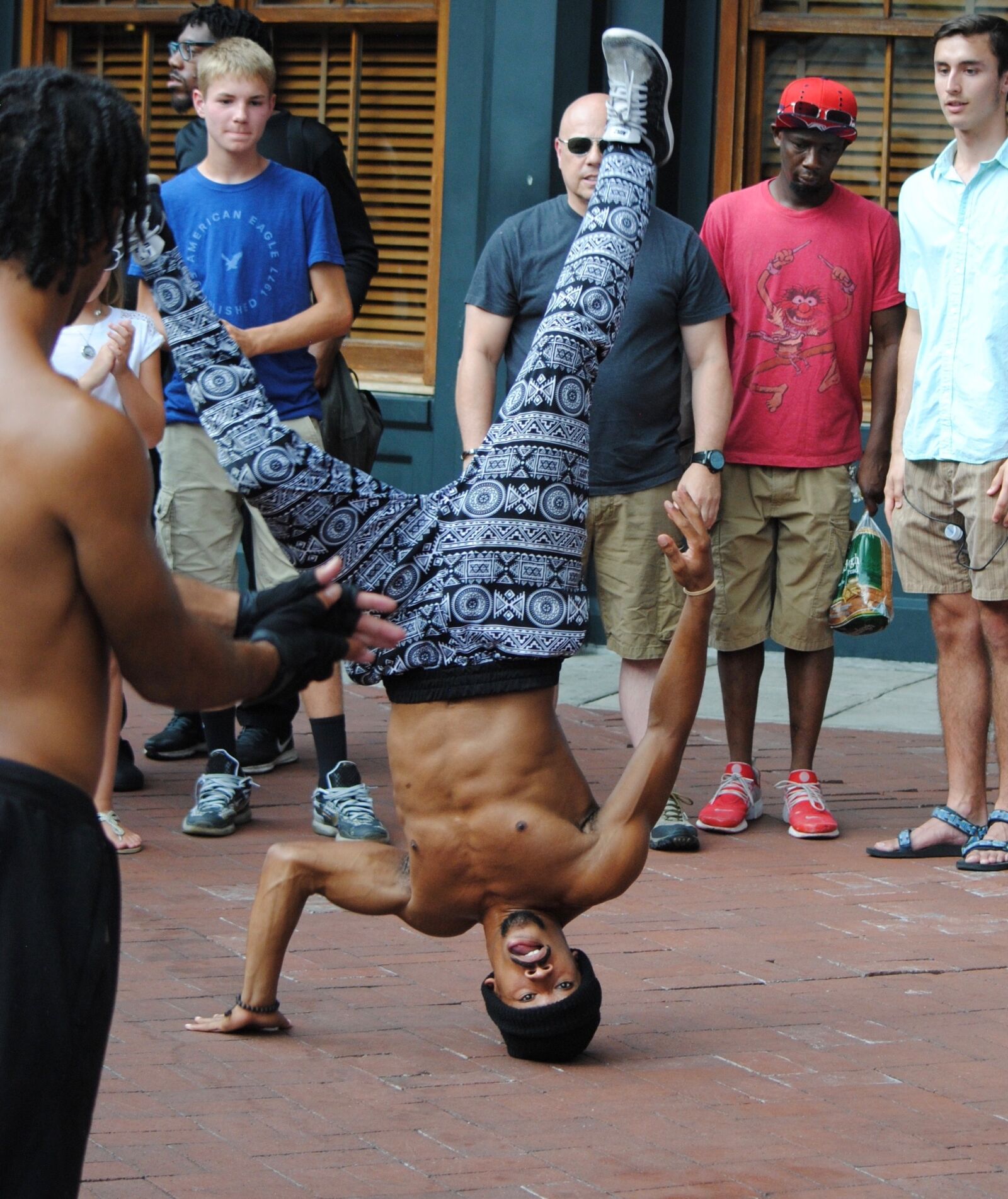 Nikon D3000 sample photo. Headstand, athlete, spin photography