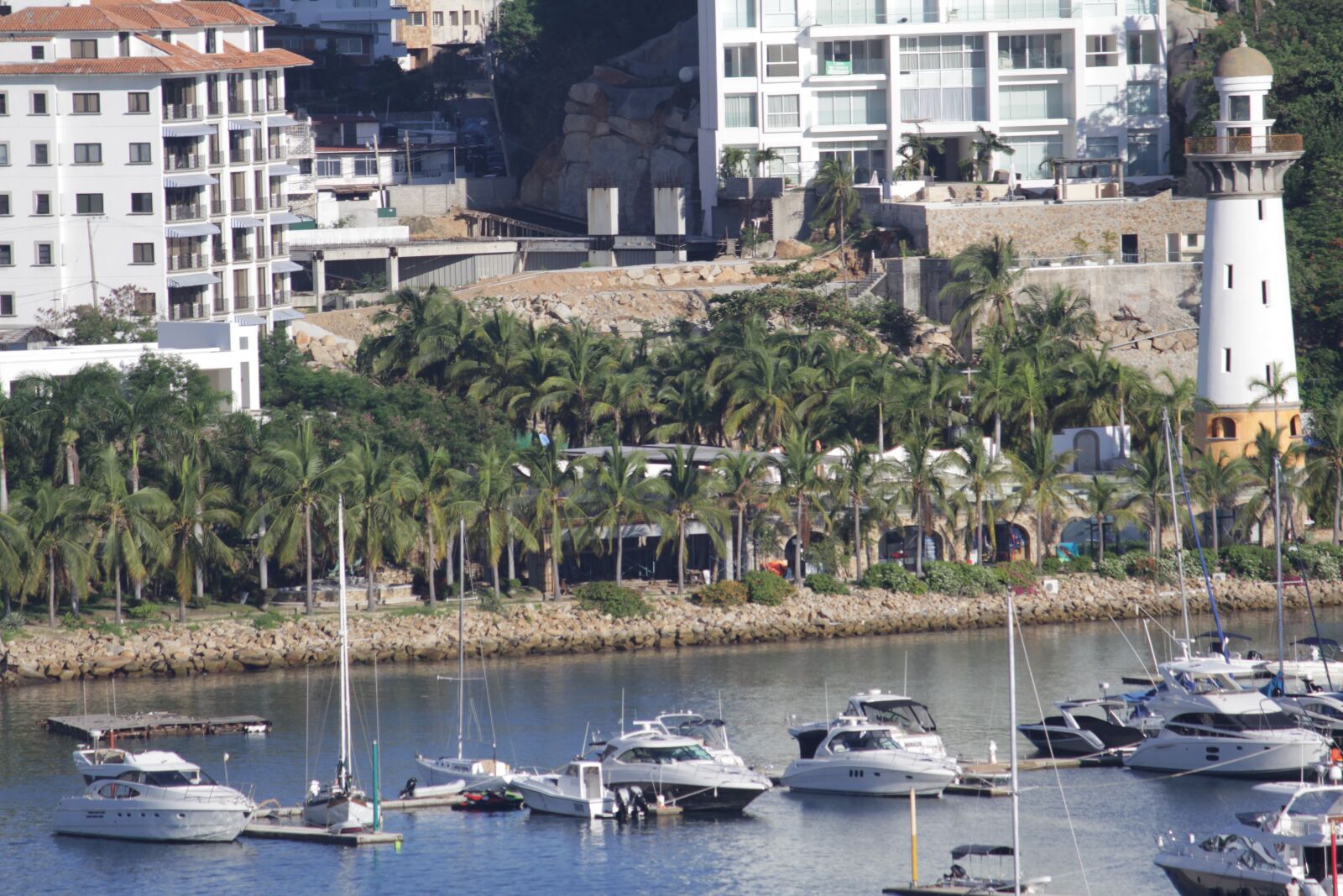 Canon EOS 700D (EOS Rebel T5i / EOS Kiss X7i) + Canon EF-S 55-250mm F4-5.6 IS II sample photo. Acapulco, boat, beach photography
