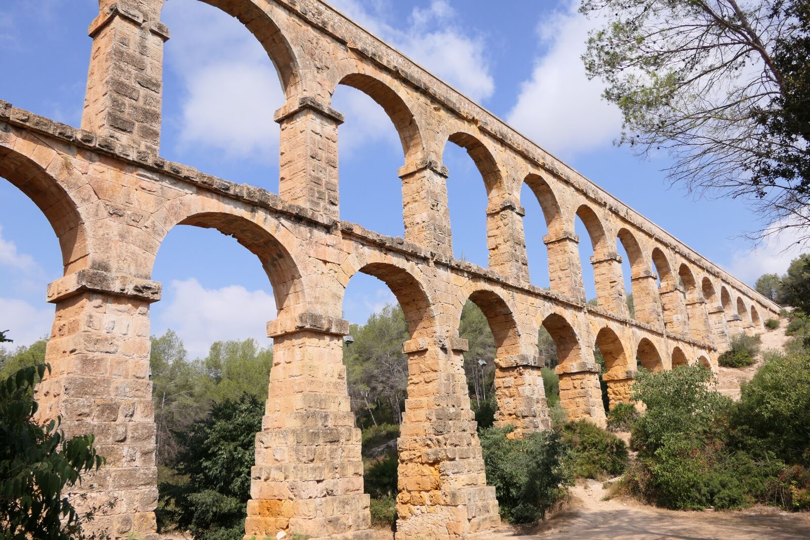 Panasonic Lumix DMC-FZ2500 (Lumix DMC-FZ2000) sample photo. Aqueduct, of, tarragona photography