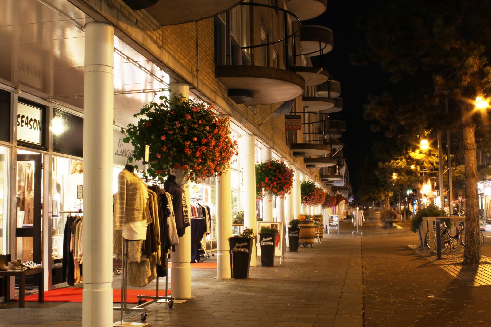 Canon EOS 600D (Rebel EOS T3i / EOS Kiss X5) sample photo. Shopping mall, late night photography