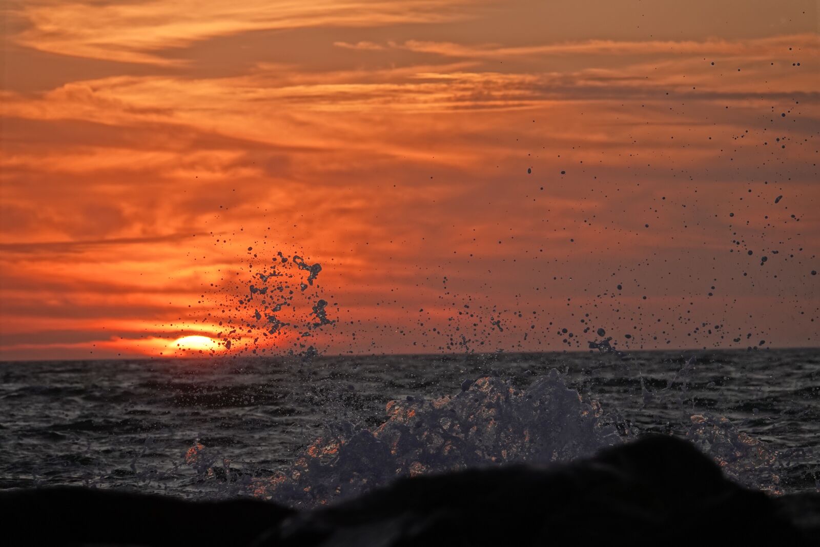 Sony Cyber-shot DSC-RX10 IV sample photo. Onda, sea, sketches photography