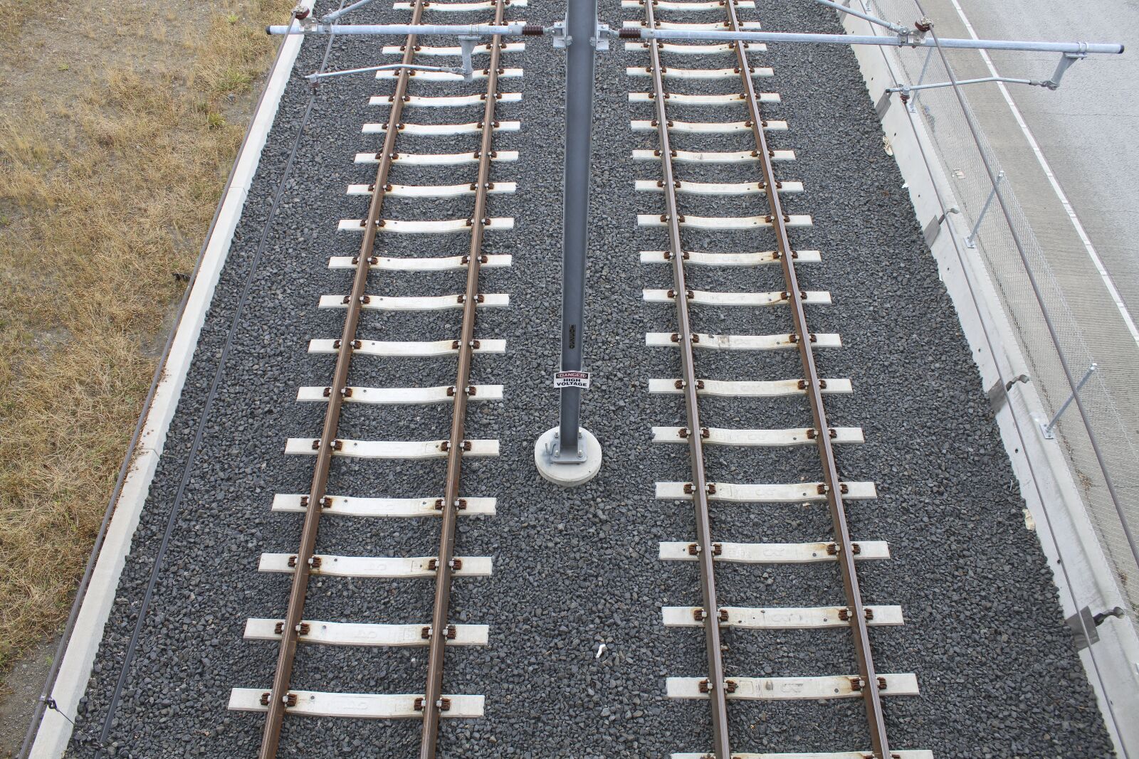 Canon EOS 500D (EOS Rebel T1i / EOS Kiss X3) sample photo. Railroad tracks, overhead, gravel photography