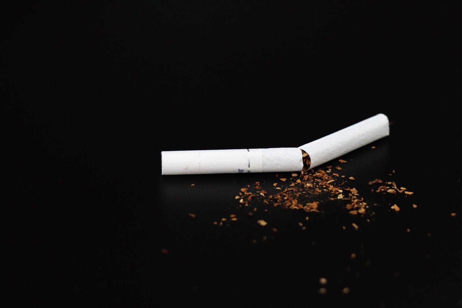 Canon EOS 77D (EOS 9000D / EOS 770D) sample photo. Cigarette, black, smoking photography