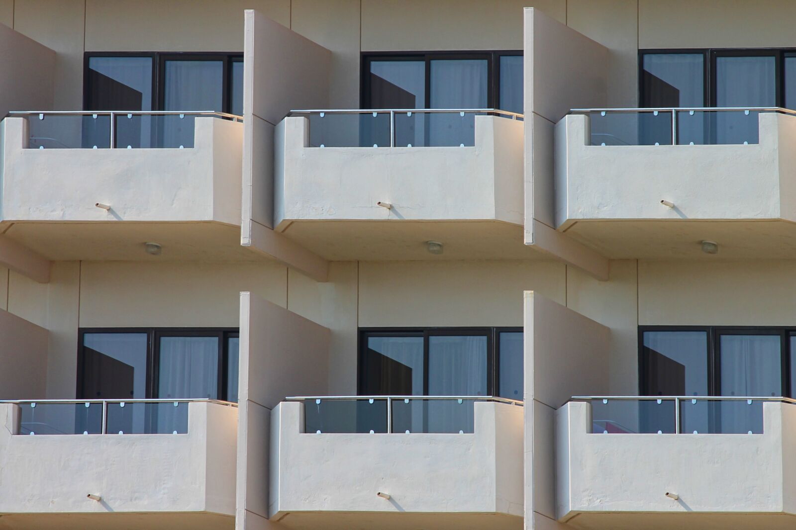 Canon EOS 1100D (EOS Rebel T3 / EOS Kiss X50) sample photo. Balcony, hotel, architecture photography