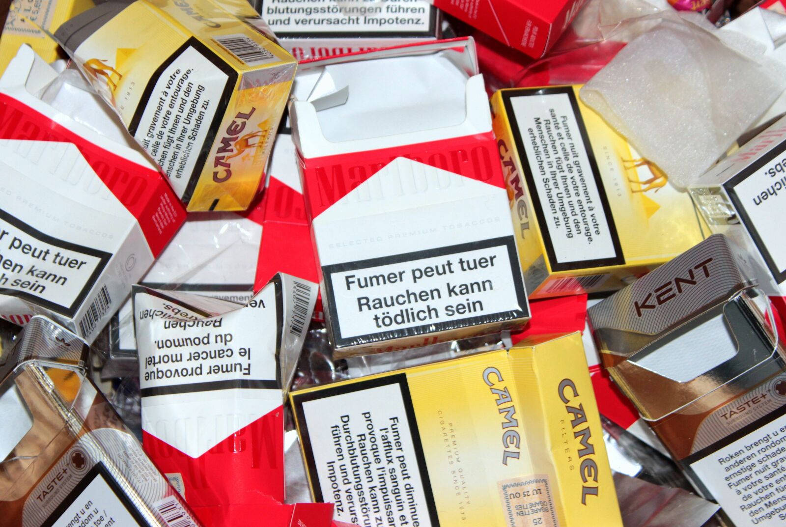 Canon EOS 650D (EOS Rebel T4i / EOS Kiss X6i) sample photo. Cigarette box, empty, unhealthy photography