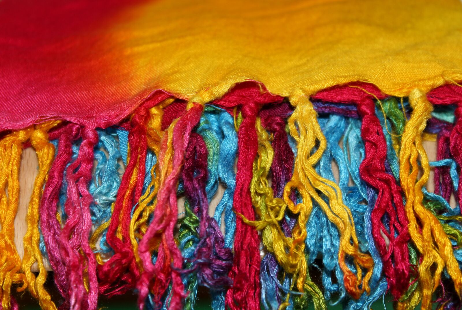 Canon EOS 1200D (EOS Rebel T5 / EOS Kiss X70 / EOS Hi) sample photo. Brush, shawl, colorful photography
