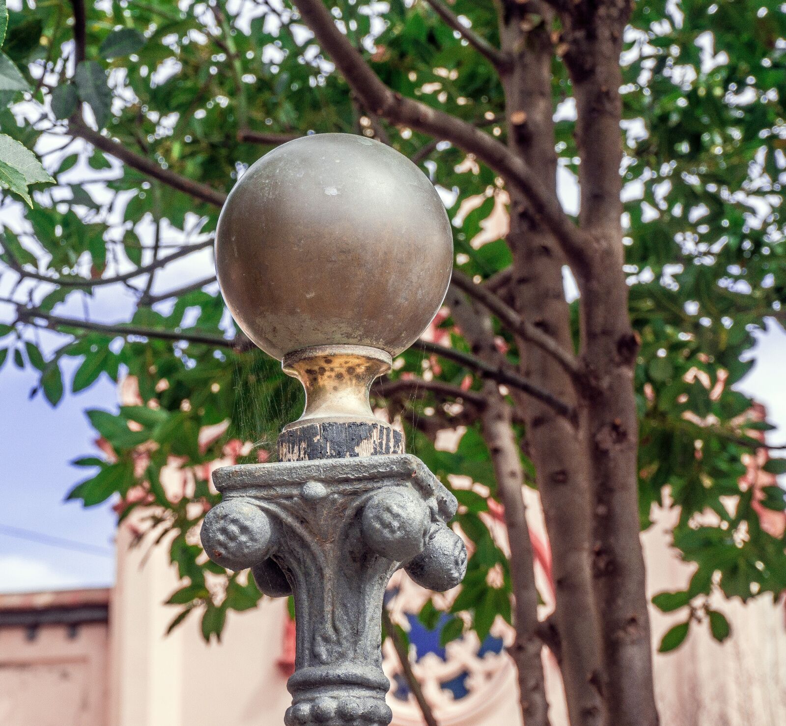 Sony E 16-50mm F3.5-5.6 PZ OSS sample photo. Architecture, buildings, bronze photography