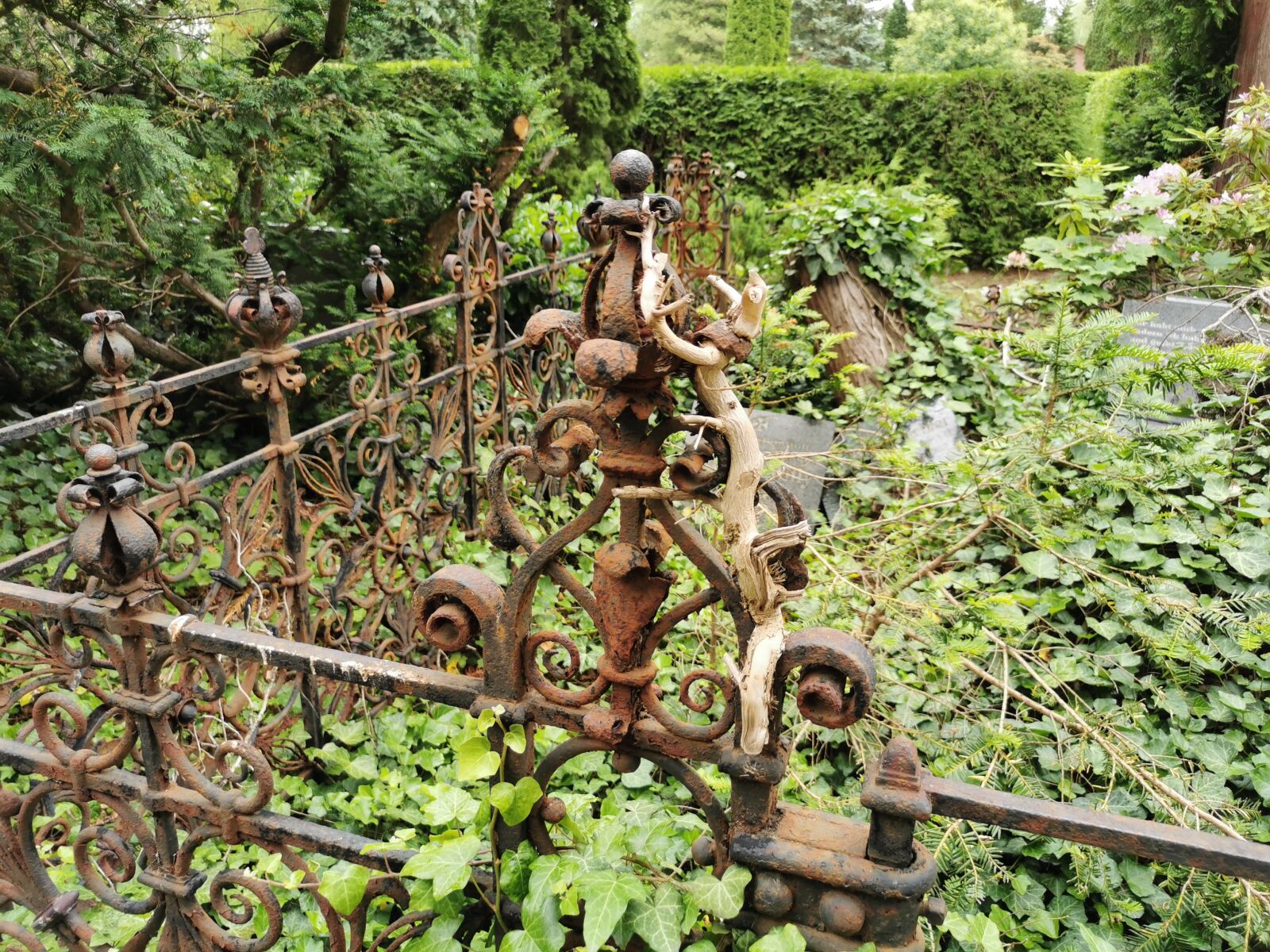 HUAWEI P30 sample photo. Grave, rust, steel photography