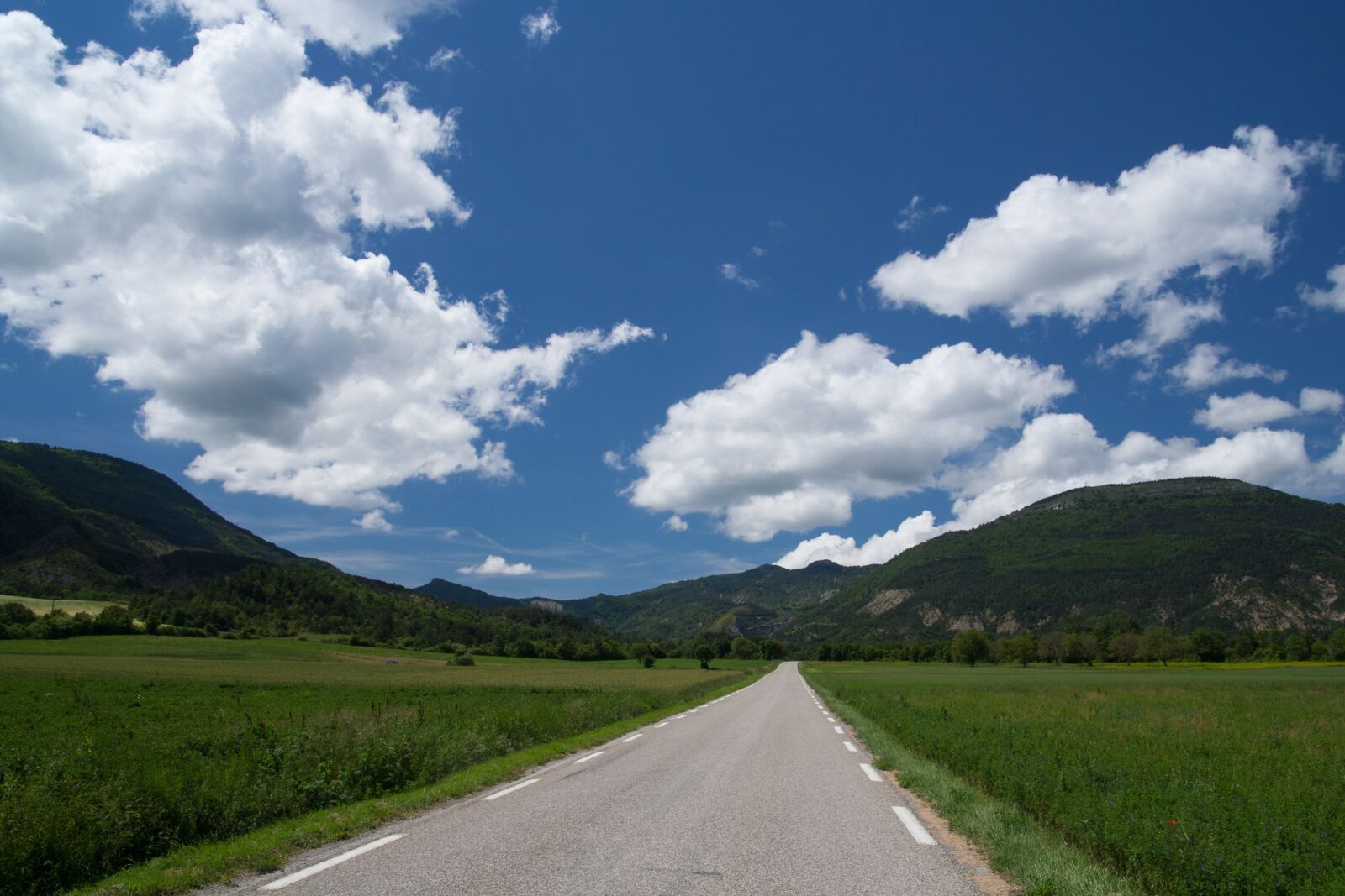 Canon EOS 350D (EOS Digital Rebel XT / EOS Kiss Digital N) sample photo. Mountains, horizon, landscape photography