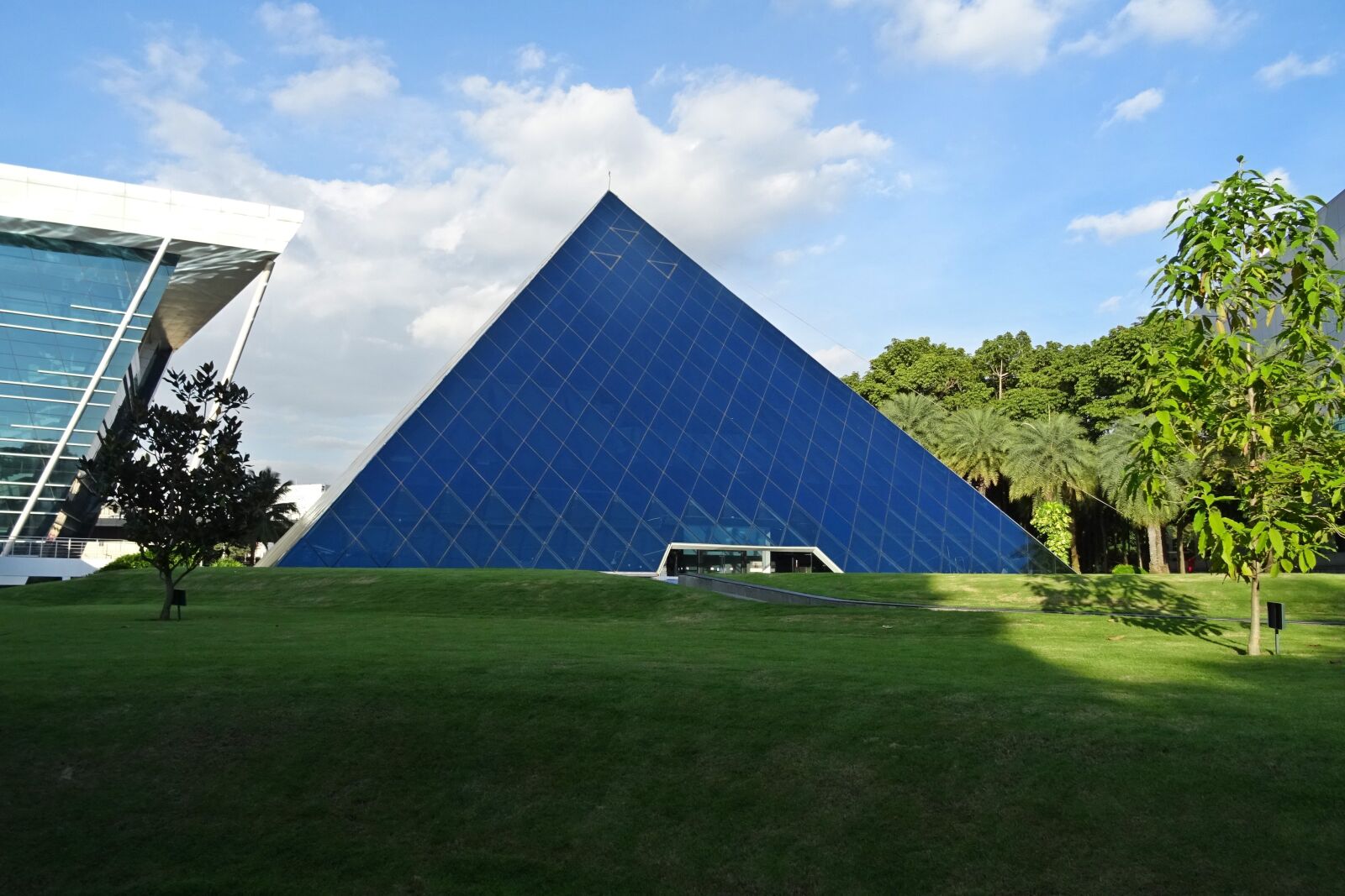 Sony DSC-HX60V sample photo. Building, architecture, pyramid photography