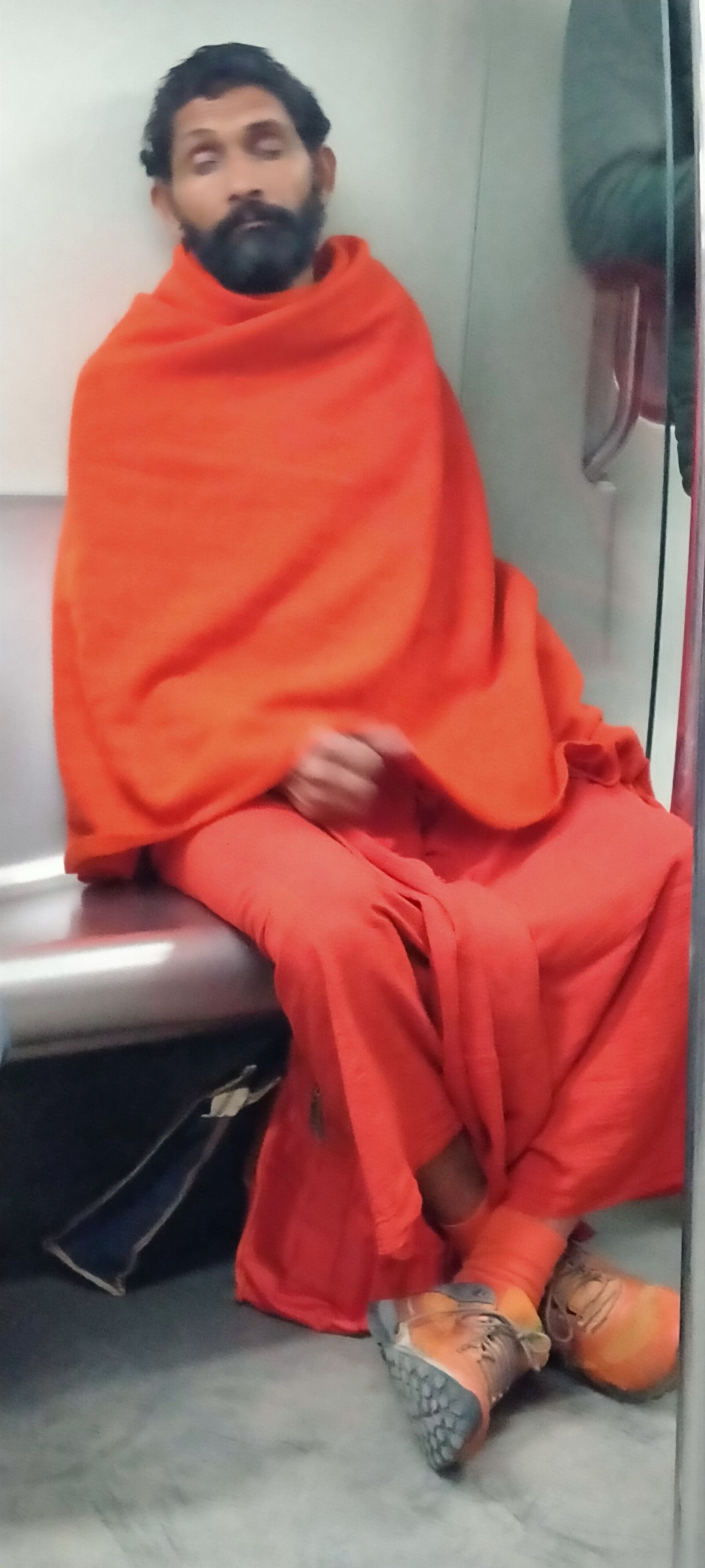 OPPO A5 2020 sample photo. Metro, sadhu, sad photography