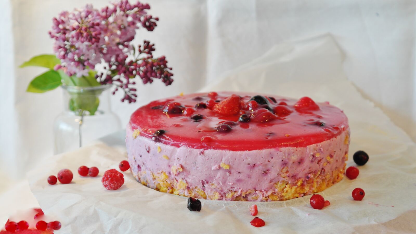 Samsung NX20 sample photo. Cake, quark, berries photography