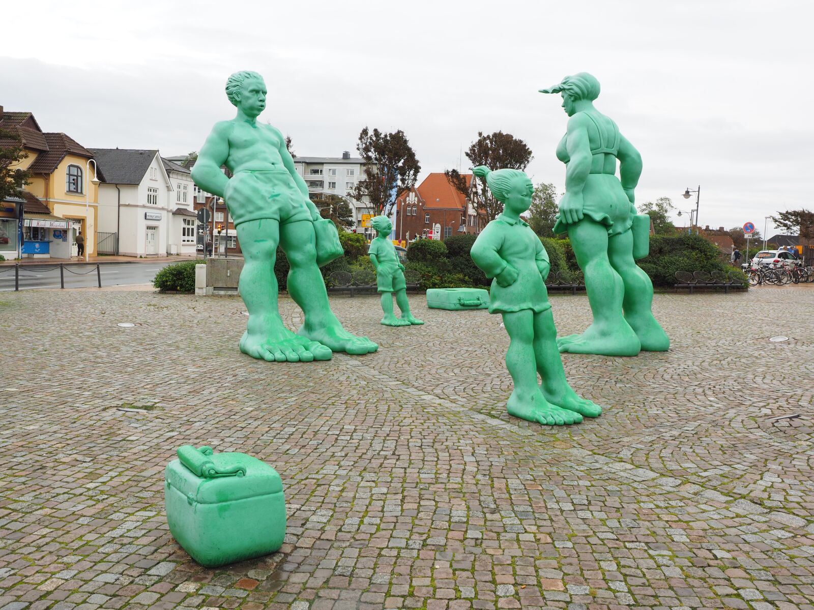 Olympus OM-D E-M1 + Olympus M.Zuiko Digital ED 12-40mm F2.8 Pro sample photo. Westerland, artwork, station forecourt photography