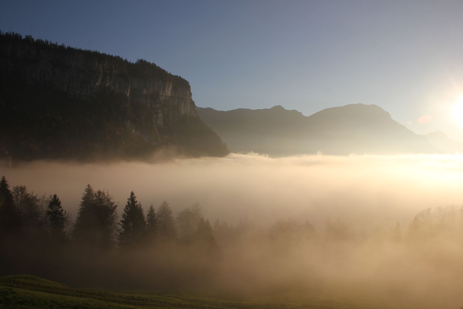 Canon EOS 550D (EOS Rebel T2i / EOS Kiss X4) sample photo. Mountains, sun, rest photography