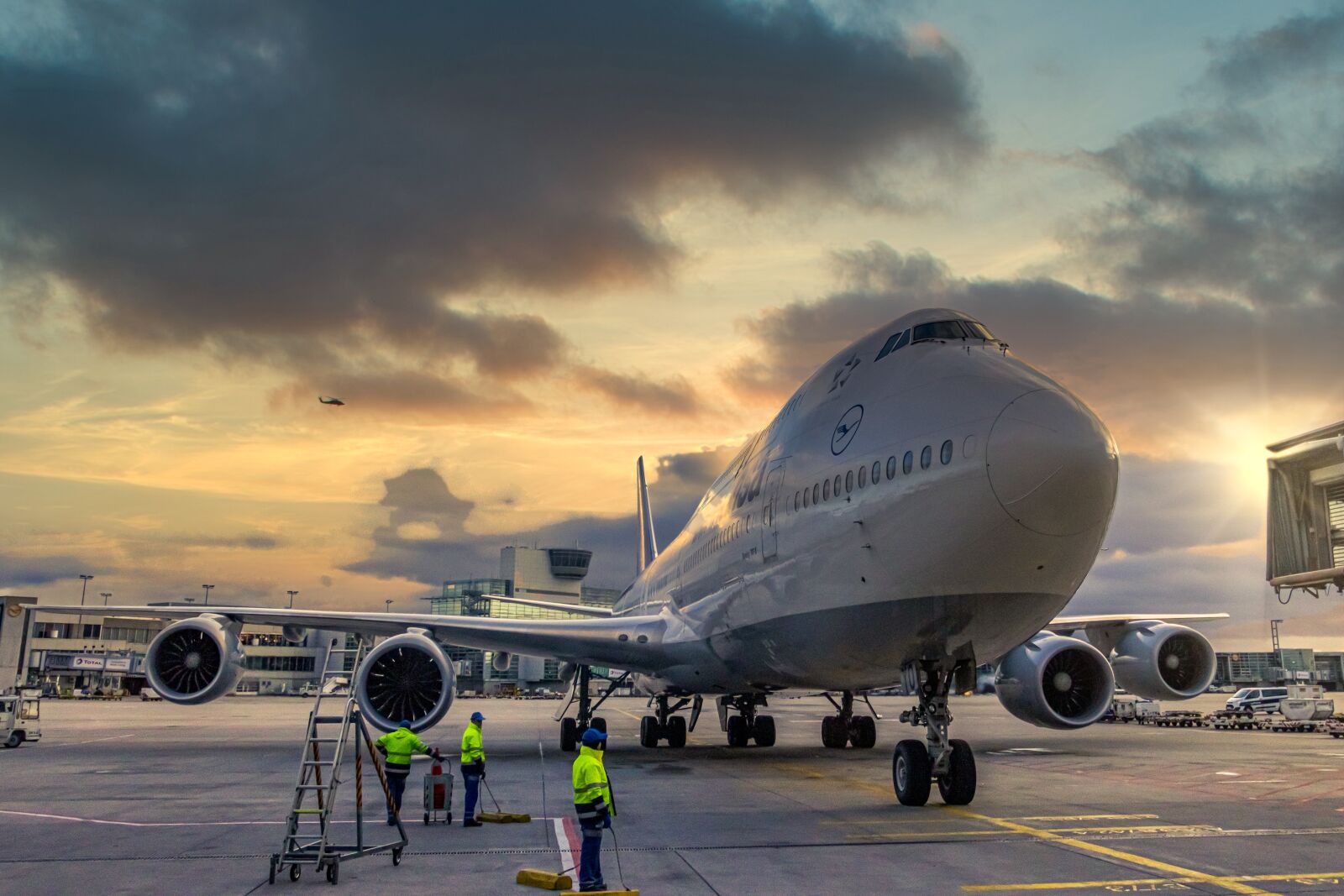 Canon EF 17-40mm F4L USM sample photo. Airplane, aircraft, airport photography