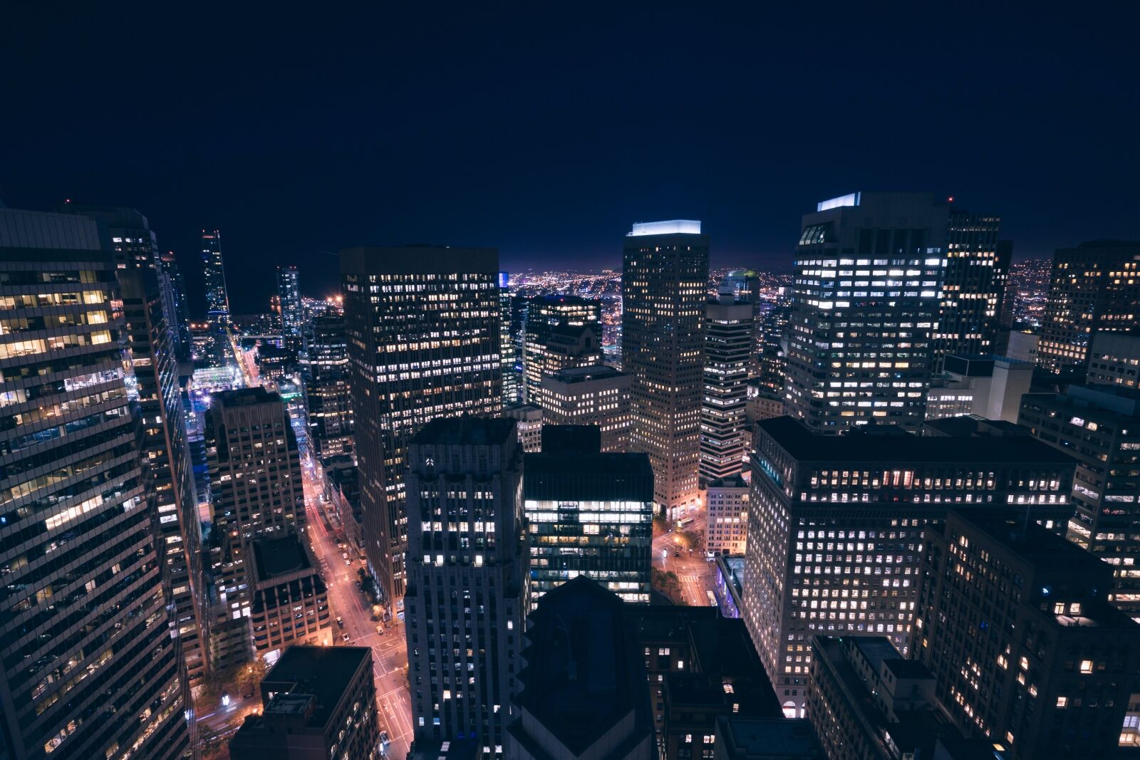 Sony a7 II + Sony Vario-Tessar T* FE 16-35mm F4 ZA OSS sample photo. Buildings, city, city lights photography