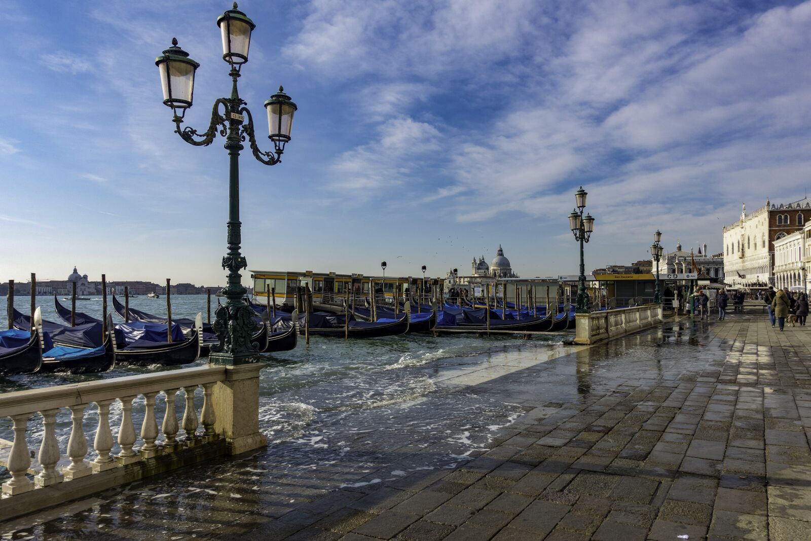 Sony Cyber-shot DSC-RX100 III sample photo. Venice, lagoon, gondola photography