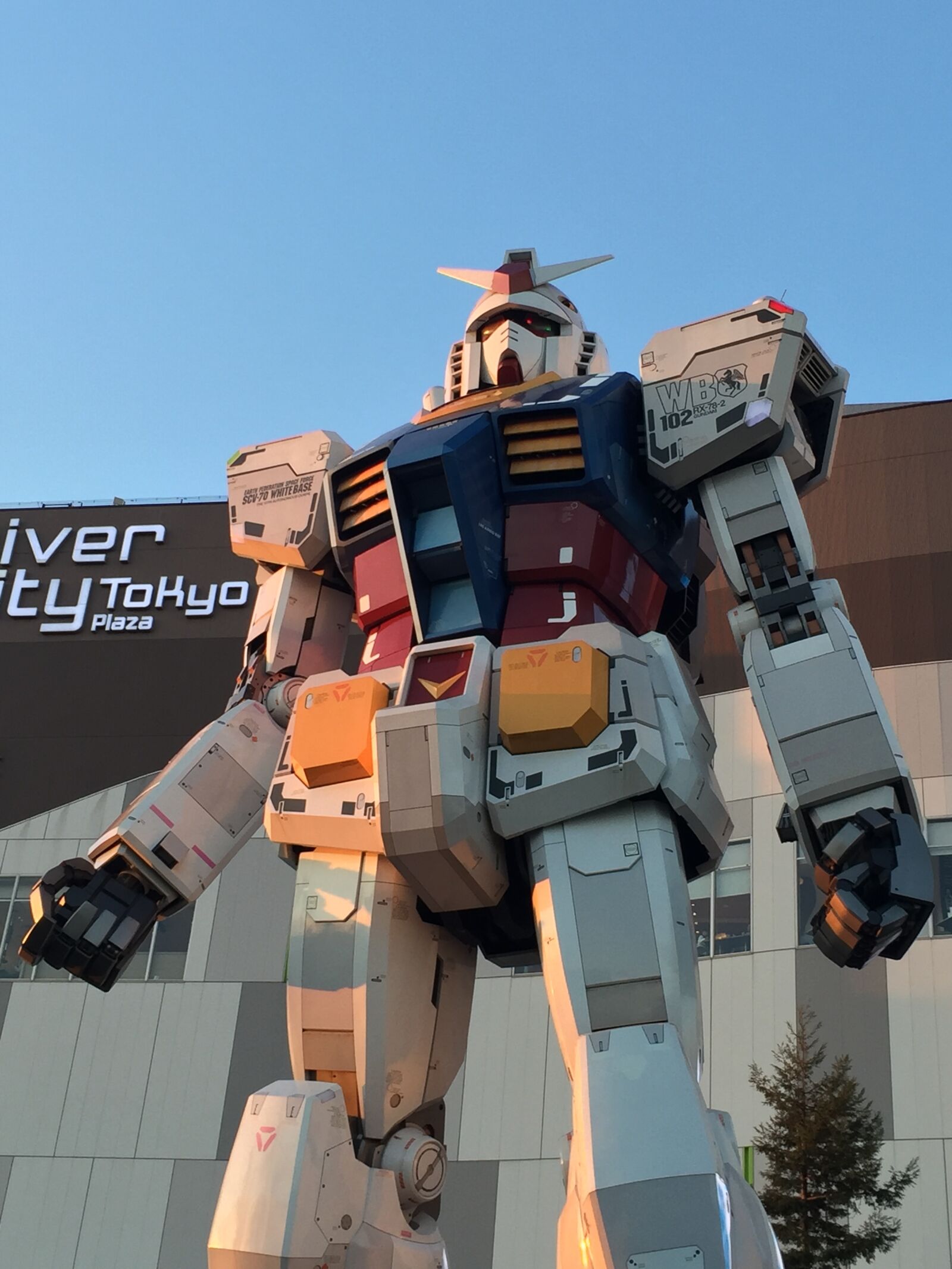 iPhone 6 back camera 4.15mm f/2.2 sample photo. Diver, city, gundam, japan photography