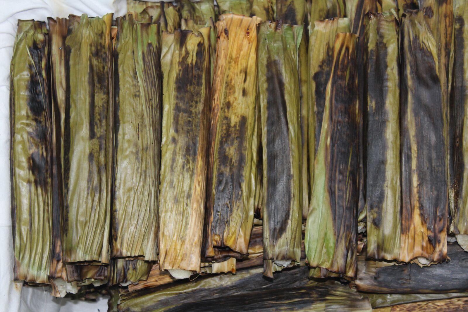 Canon EOS 1200D (EOS Rebel T5 / EOS Kiss X70 / EOS Hi) sample photo. Chikki, banana leaf, manioc photography