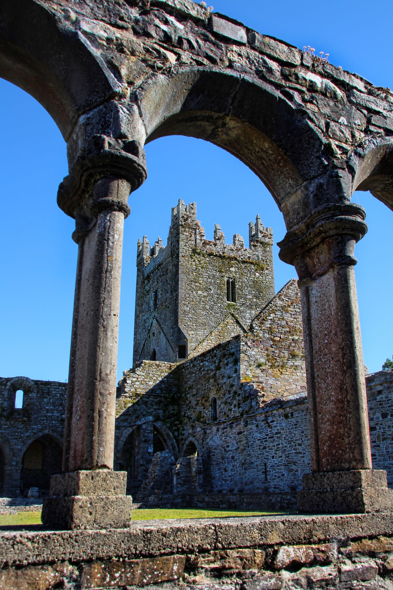 Canon EOS 1300D (EOS Rebel T6 / EOS Kiss X80) sample photo. Ireland, monastery, architecture photography