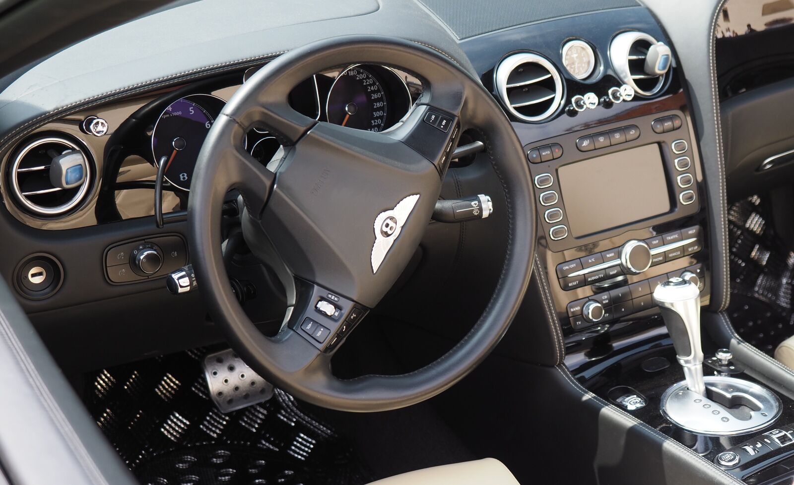 Olympus OM-D E-M1 Mark II + Olympus M.Zuiko Digital ED 12-40mm F2.8 Pro sample photo. Automobile, transport, cockpit photography