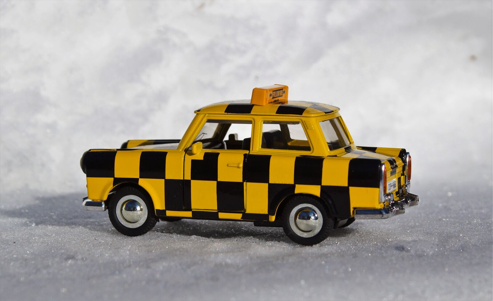 Sony DT 18-70mm F3.5-5.6 sample photo. Model car, satellite, auto photography