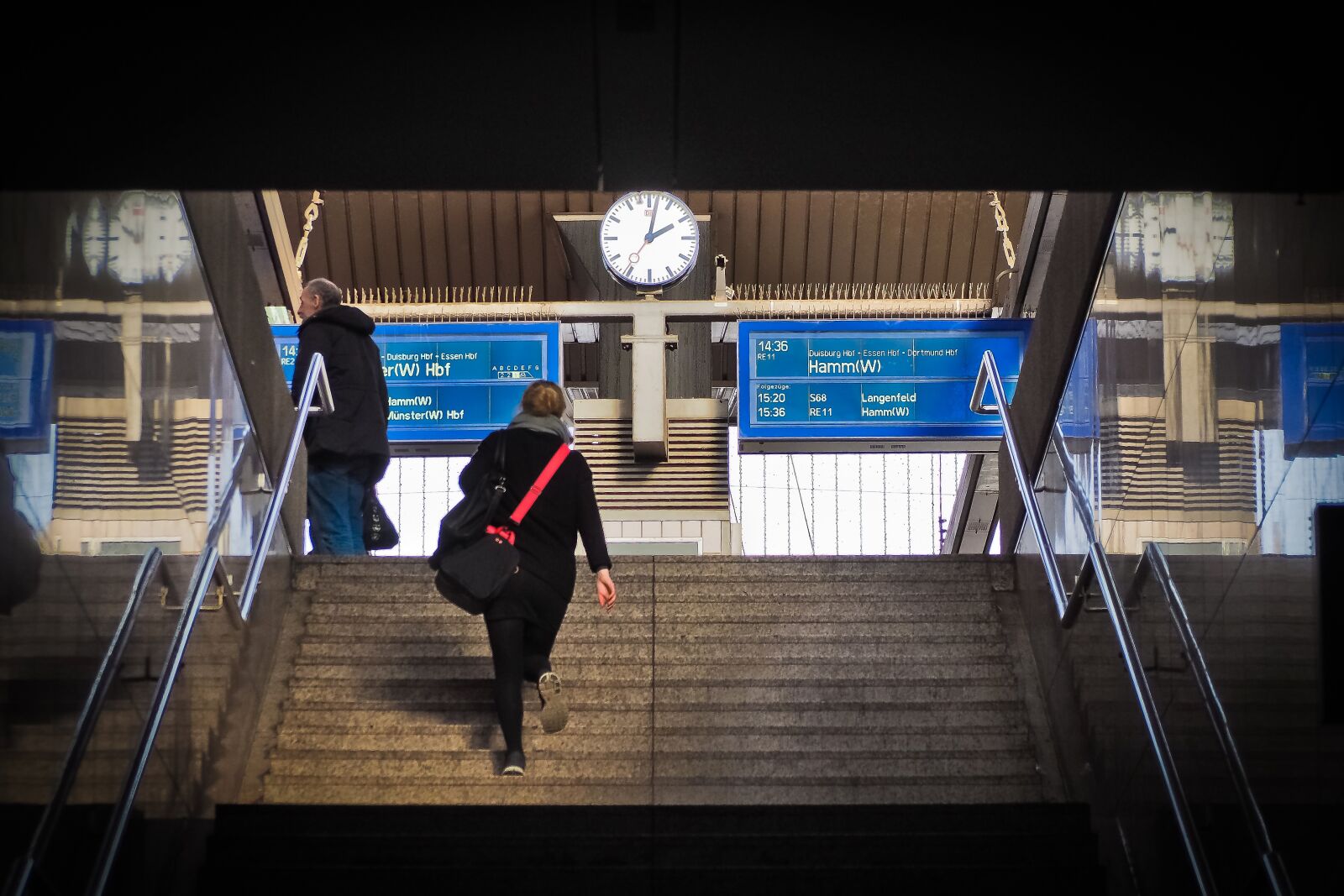 Olympus OM-D E-M10 sample photo. Railway station, platform, central photography