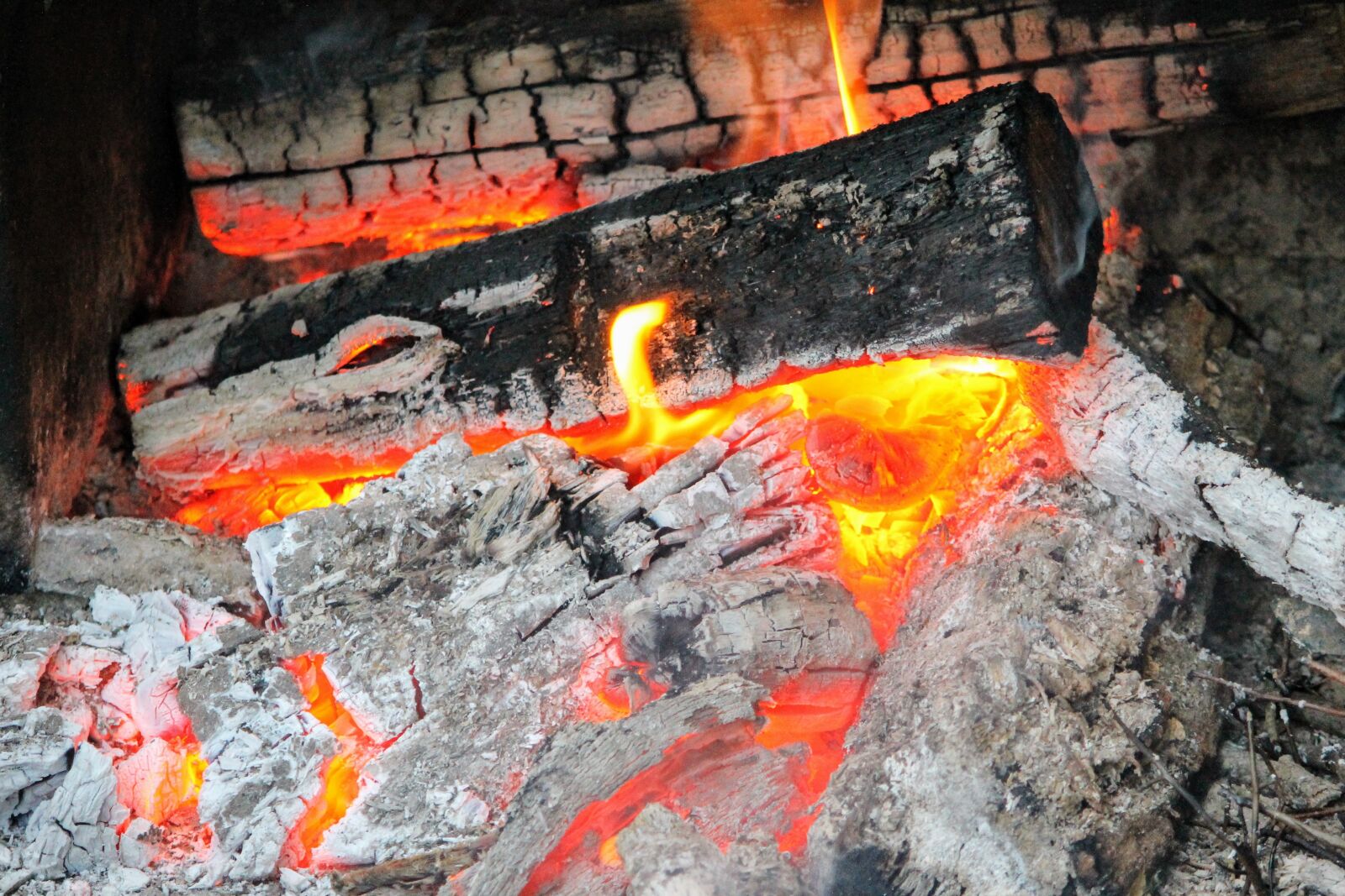 Canon EOS 1100D (EOS Rebel T3 / EOS Kiss X50) sample photo. Fire, coal, ashes photography