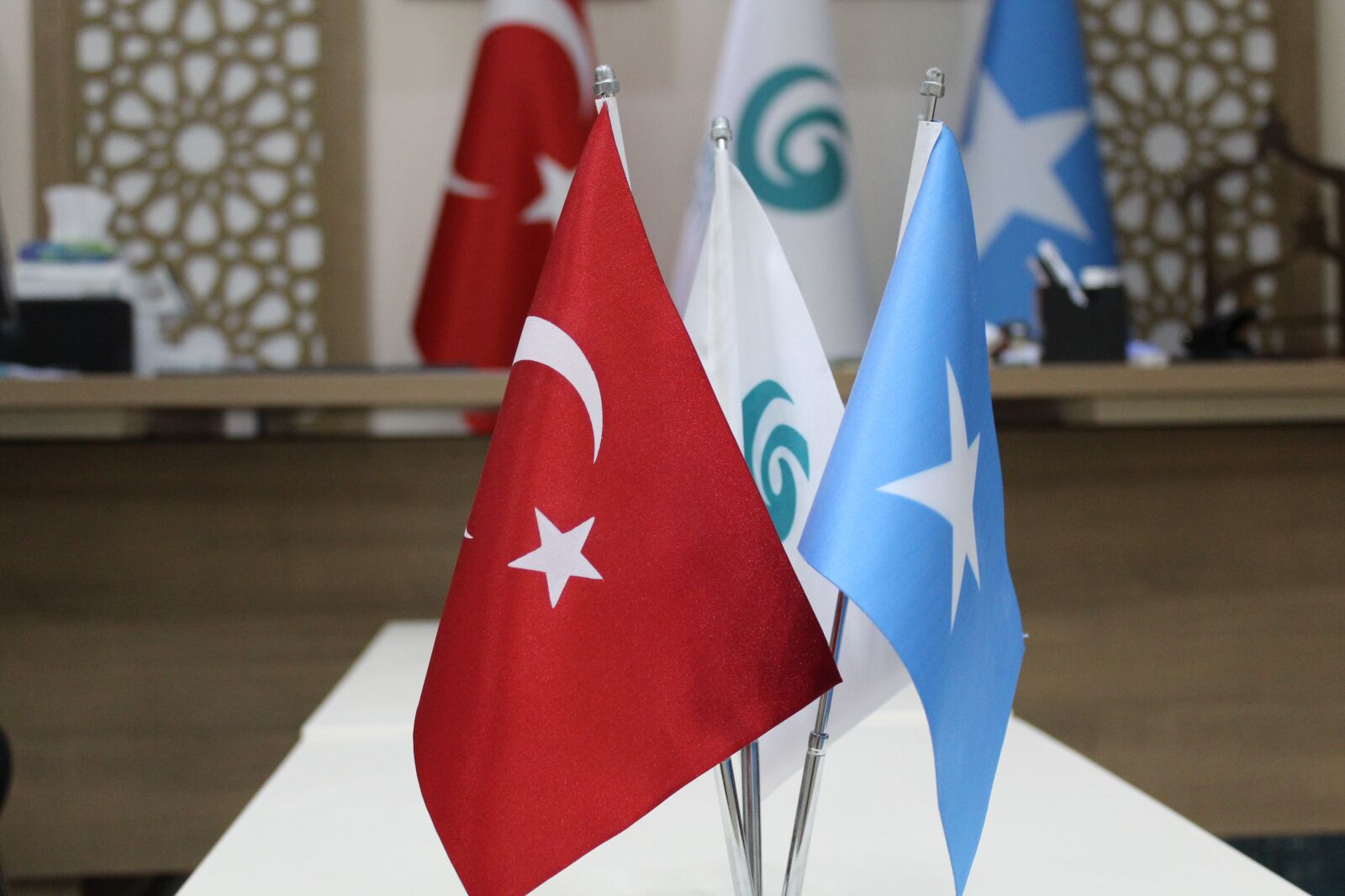 Canon EOS 1300D (EOS Rebel T6 / EOS Kiss X80) sample photo. Flag, turkey, somalia photography