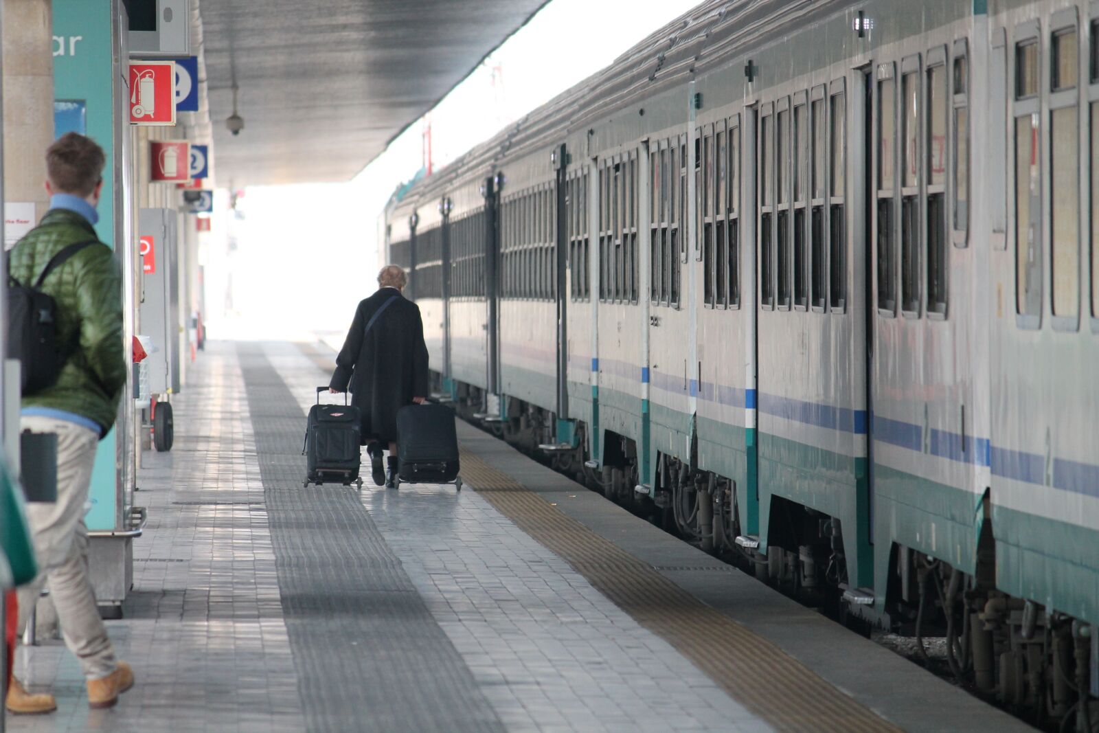 Canon EOS 1100D (EOS Rebel T3 / EOS Kiss X50) sample photo. Business, train, commuter photography