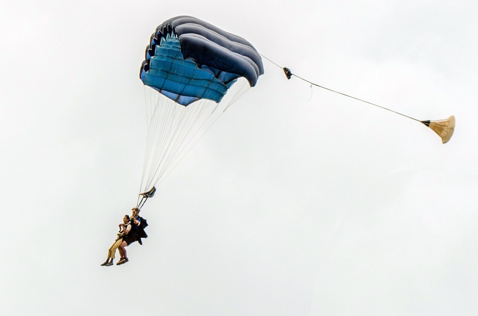 Nikon D5100 sample photo. Parachute, fly, sky photography